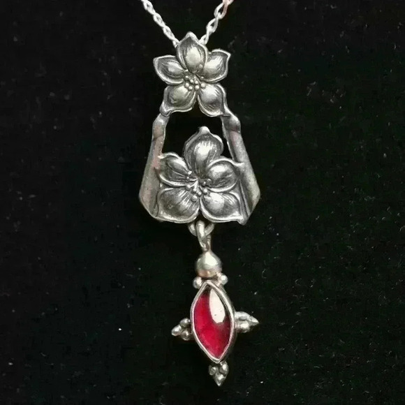 Delicate Vintage Pendant with Garnet Gorgeous Bit of wearable Light 💫 - Picture 10 of 16